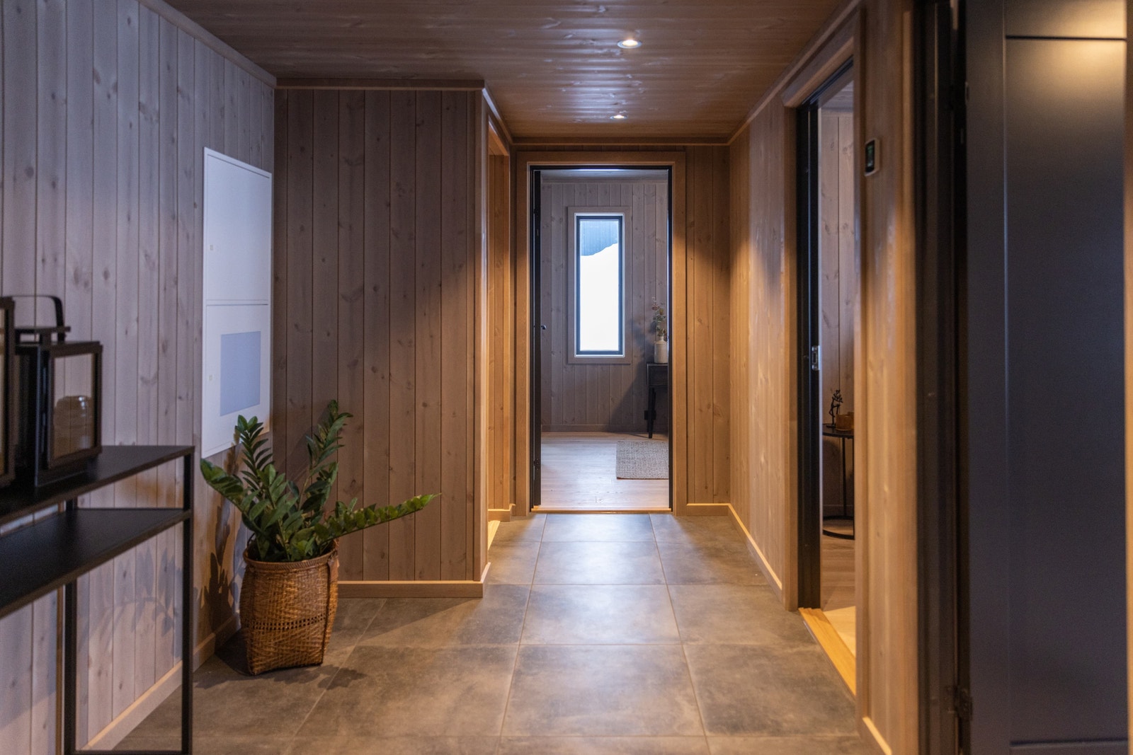 Romslig flislagt gang Galleribilde