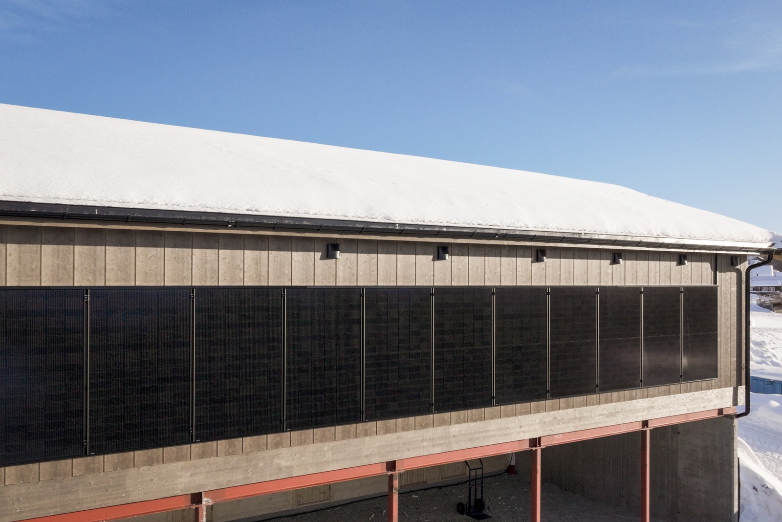 Carportanlegg med solcelleanlegg. Elbil-lader til alle beboere er standard. Galleribilde