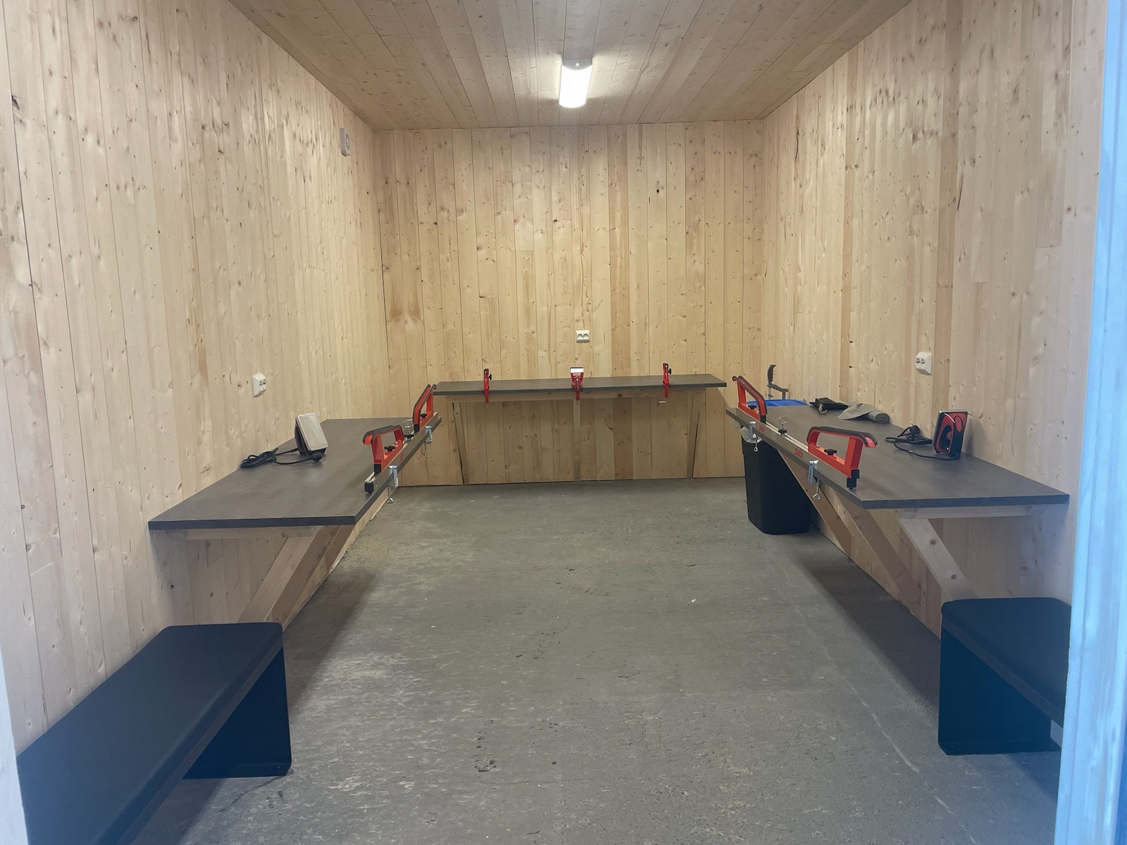 Felles smørebod for alle beboere, fult utstyrt med kodelås på døra. Galleribilde