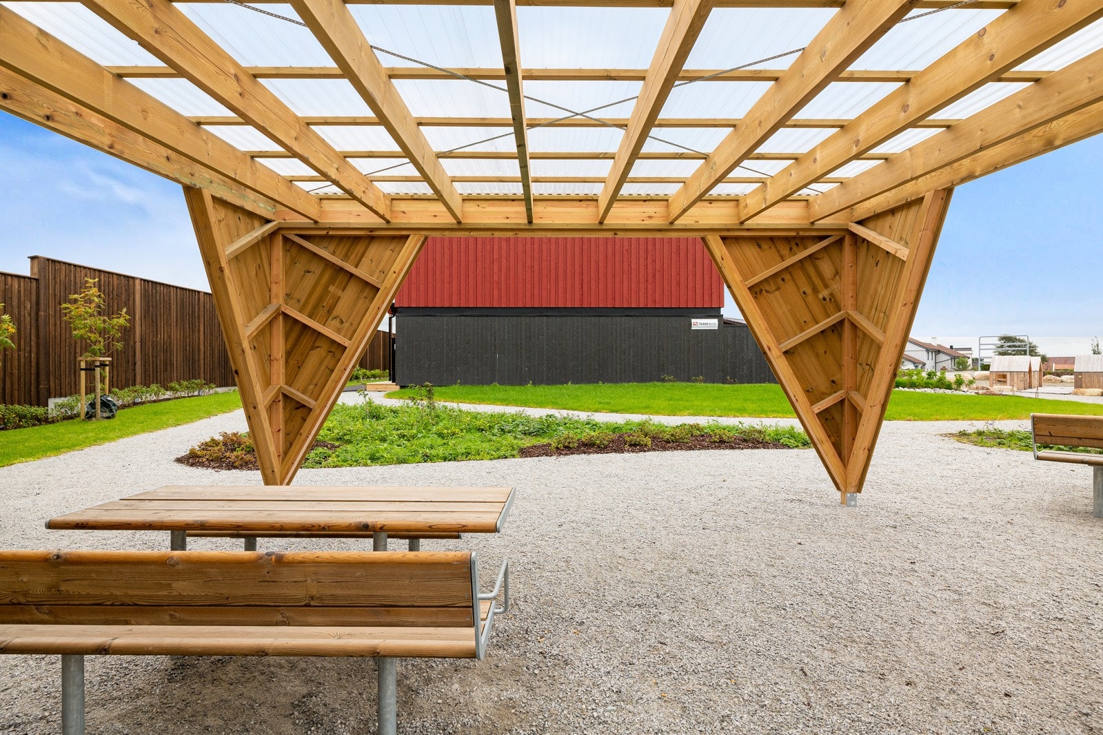 På feltet har man et overbygget parti med sittegruppe. Galleribilde