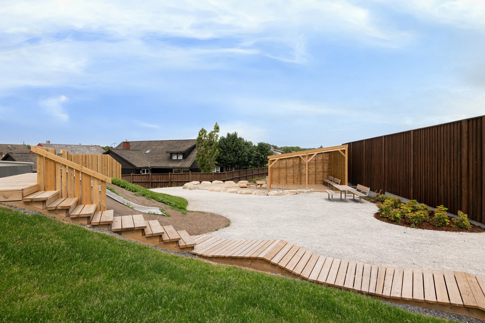 Litt lengre nede på Reehagen feltet er det en stor lekeplass med blant annet sittegrupper under overbygg og sandkasse m.m. Galleribilde