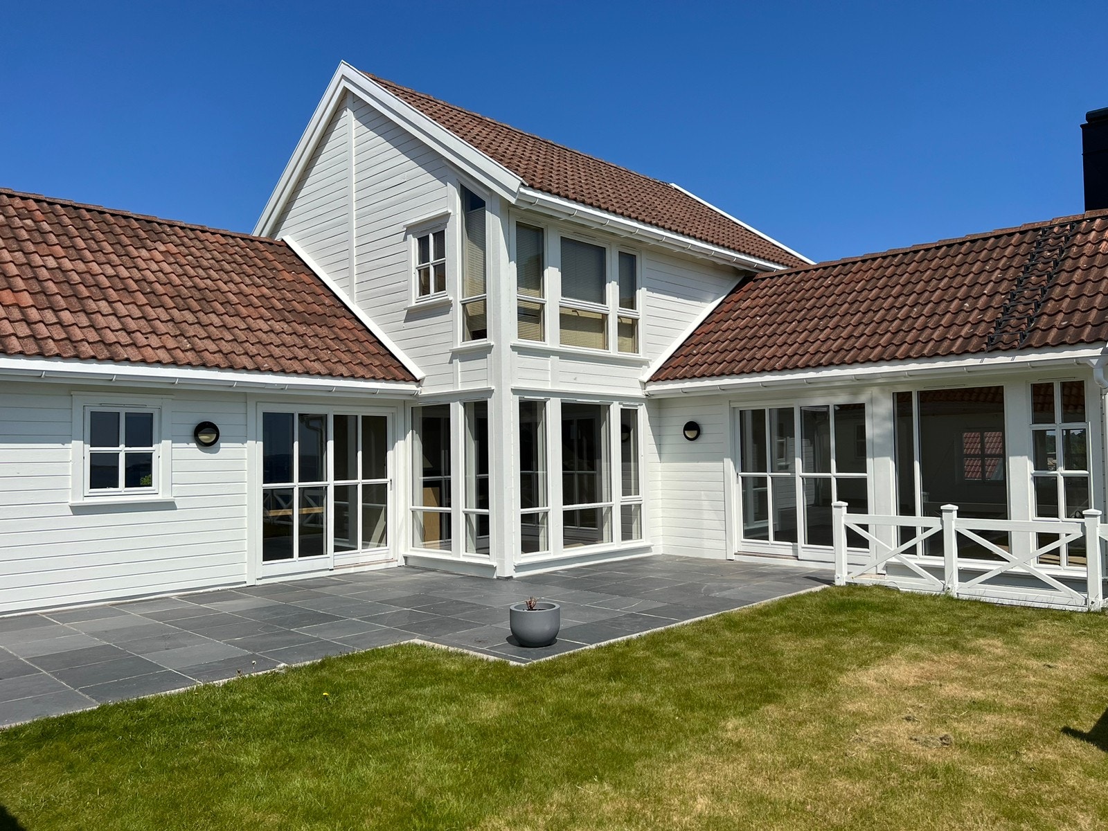 Uteplass foran huset Galleribilde