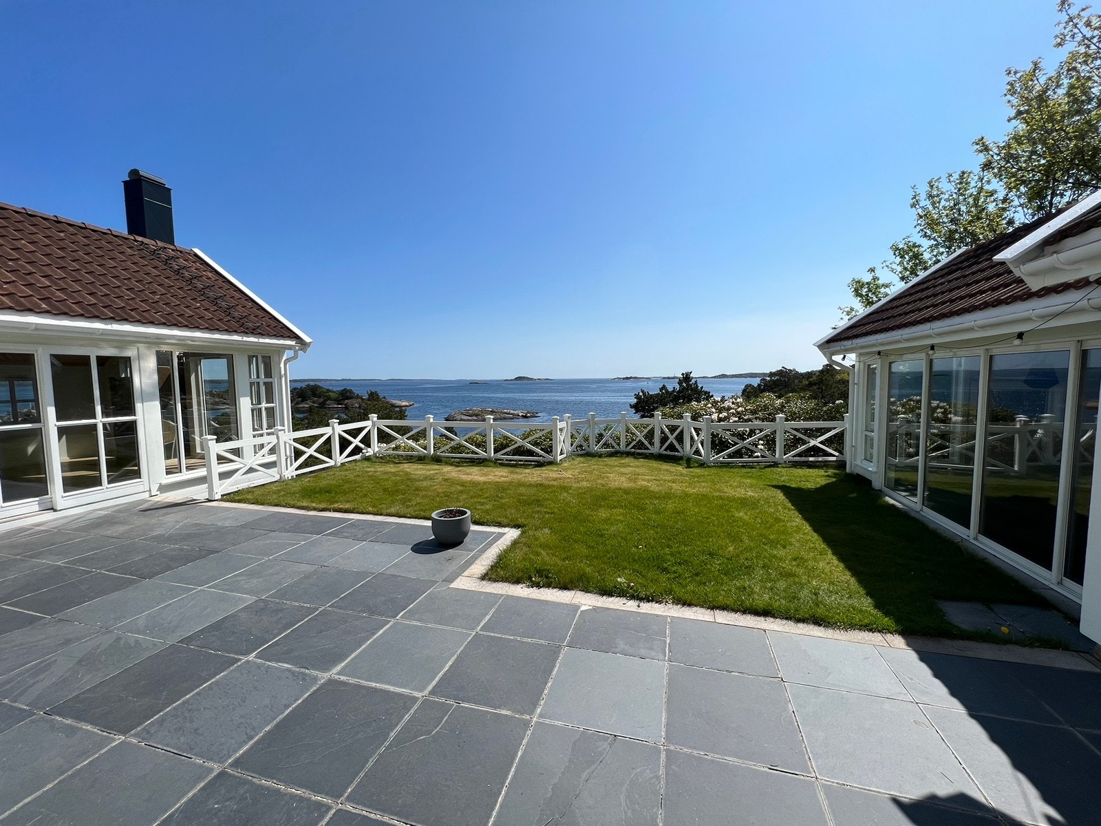 Uteplass med stue til venstre og hagestue til høyre Galleribilde