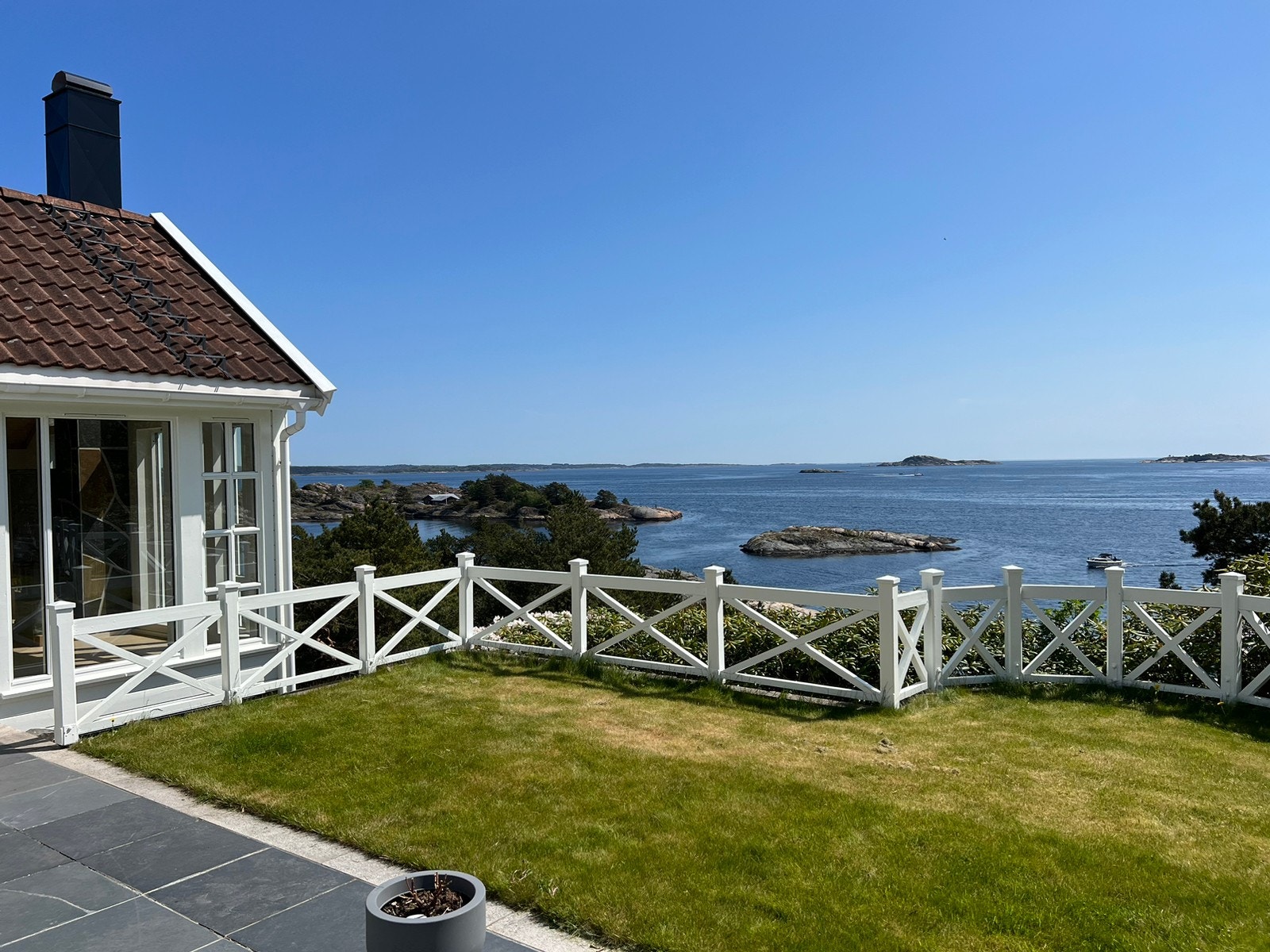 Utsikt foran huset Galleribilde