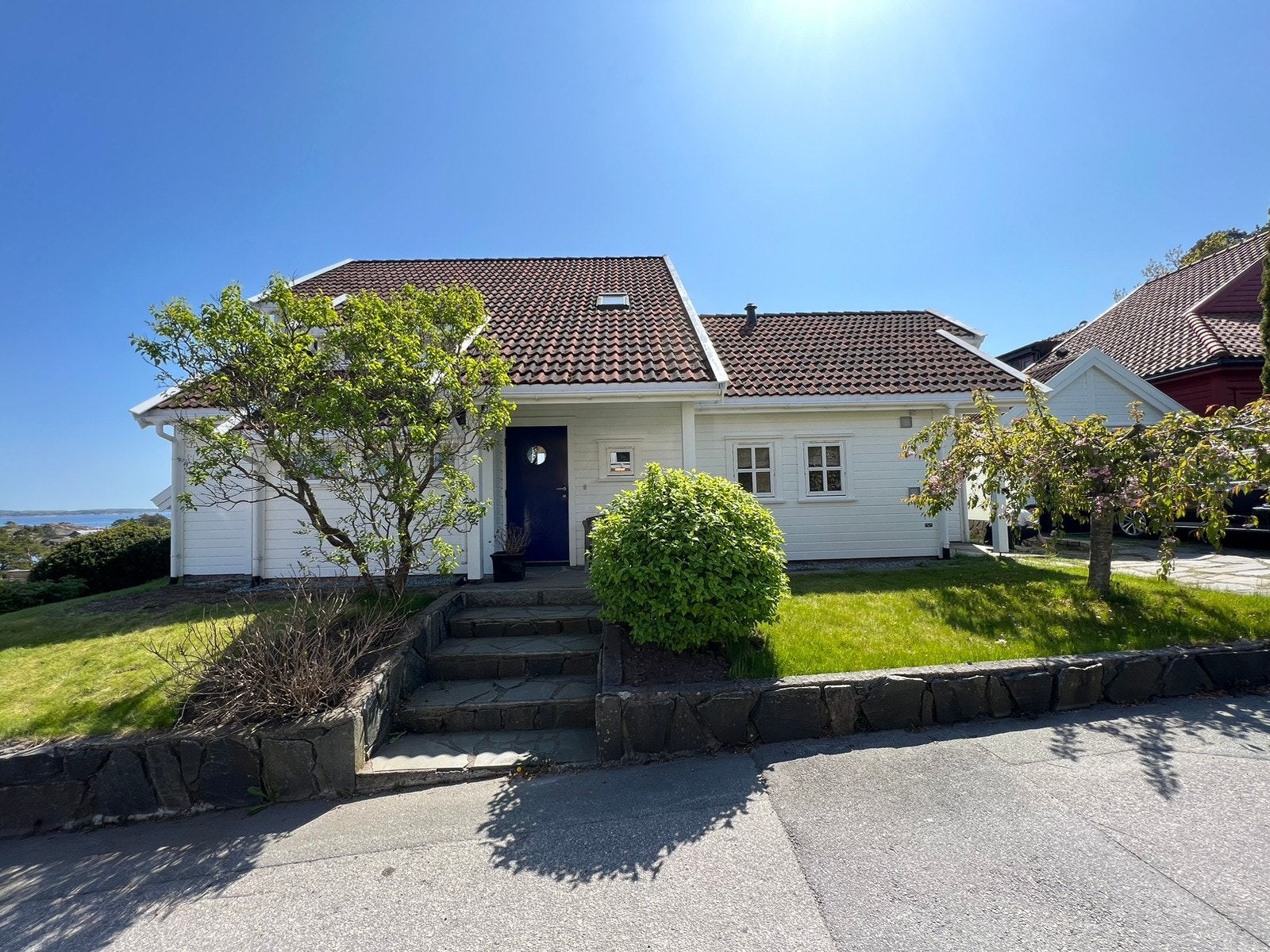 Huset sett fra veien Galleribilde