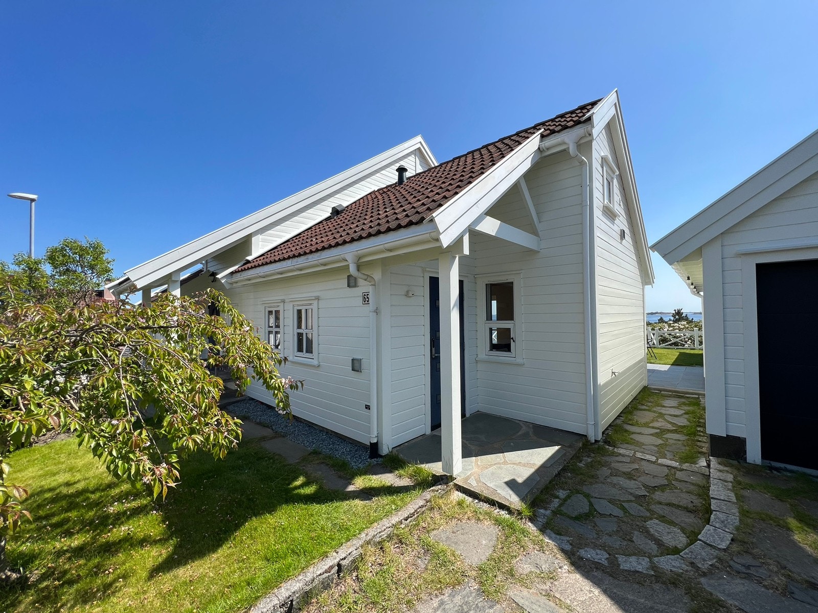 Husets sideinngang (garasje til høyre) Galleribilde