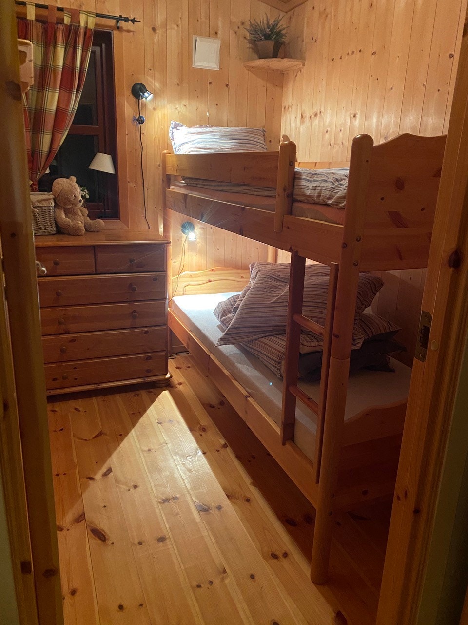 "Soverom 2 "i 2.etasje (4,3 m2). Dette er det minste soverommet. Her er det køyeseng og plass til to barn. Er en liten kommode for klær og mange knagger på veggene hvor barn kan henge i fra seg klær. Galleribilde