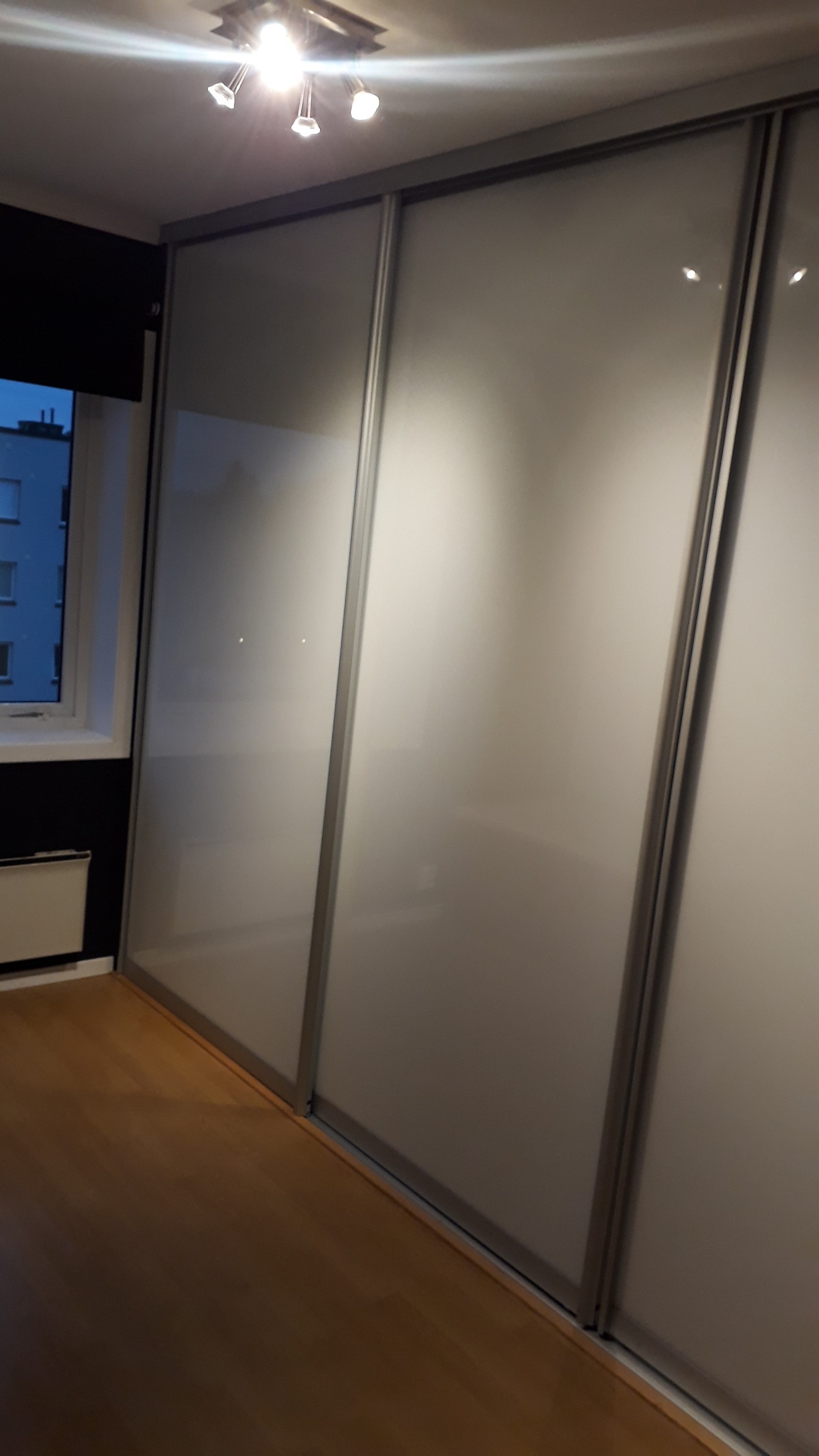 Skyvedørsgarderobe langs den ene langveggen Galleribilde