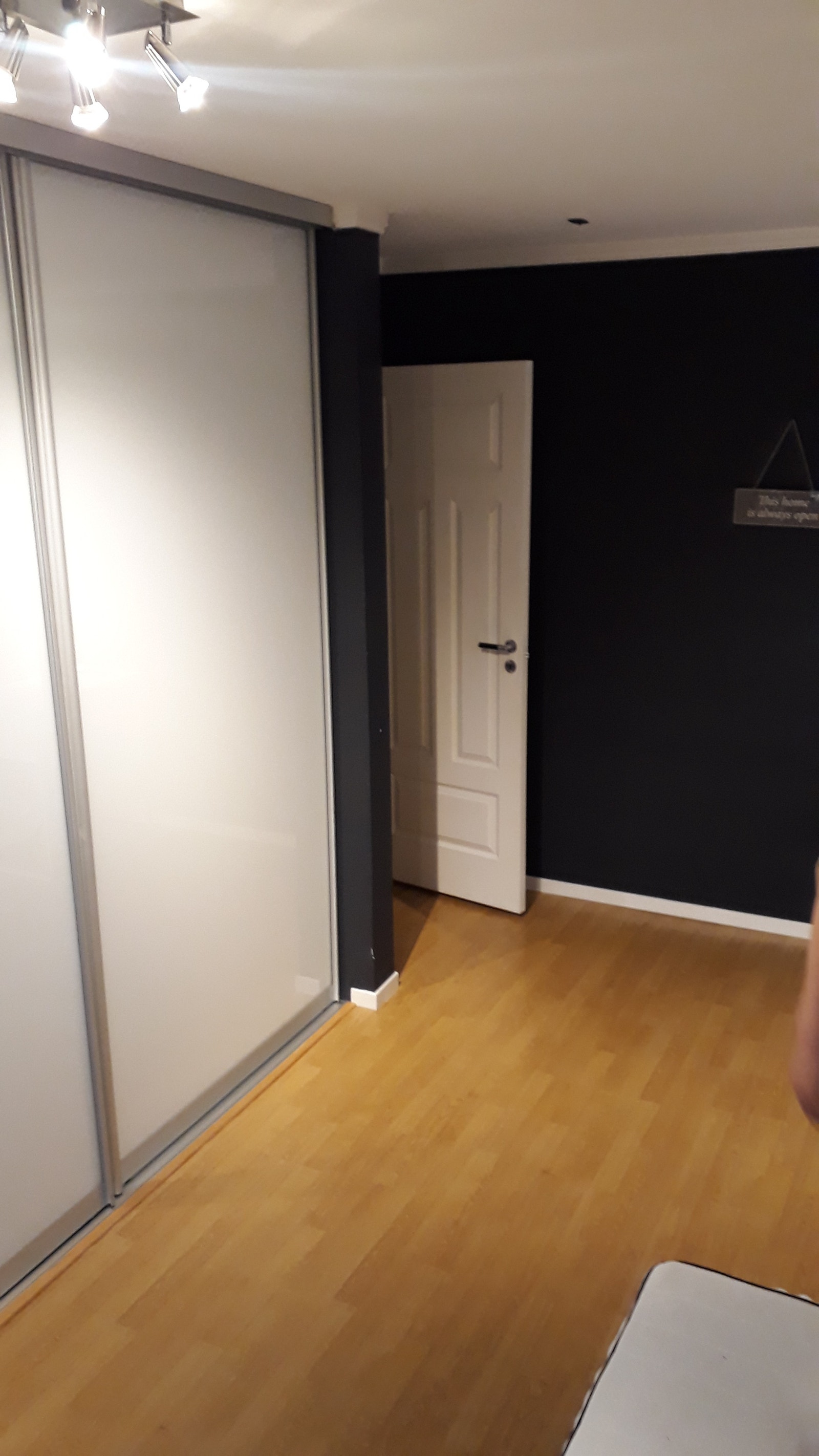 Enden av skyvedørsgarderoben og døren ut av hybelen Galleribilde