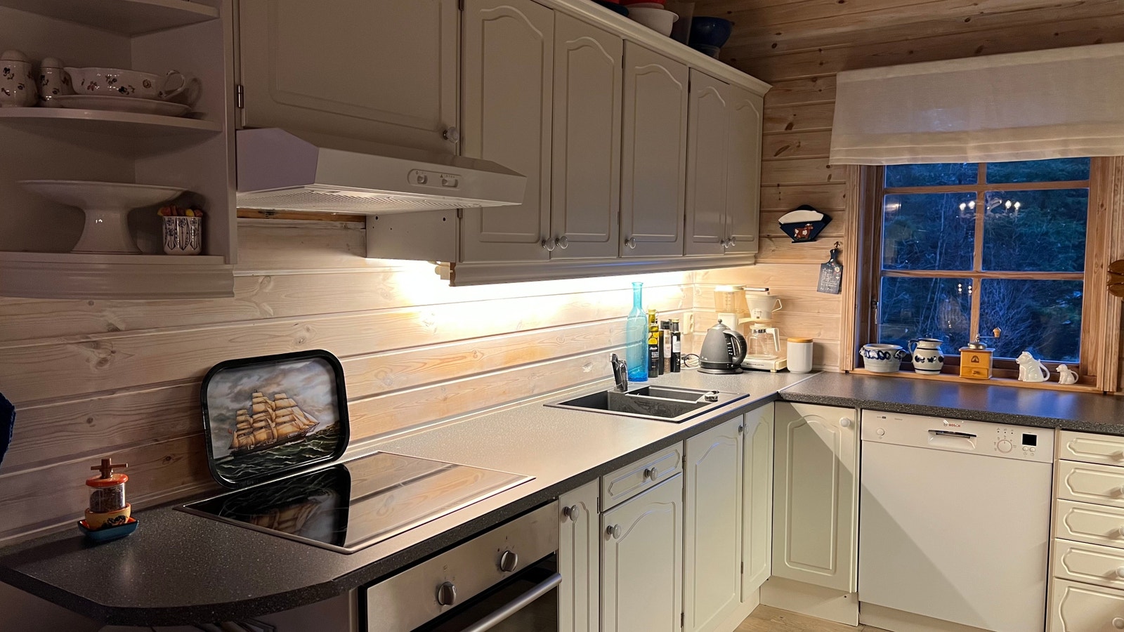 Stort romslig kjøkken for å lage mat sammen. Galleribilde