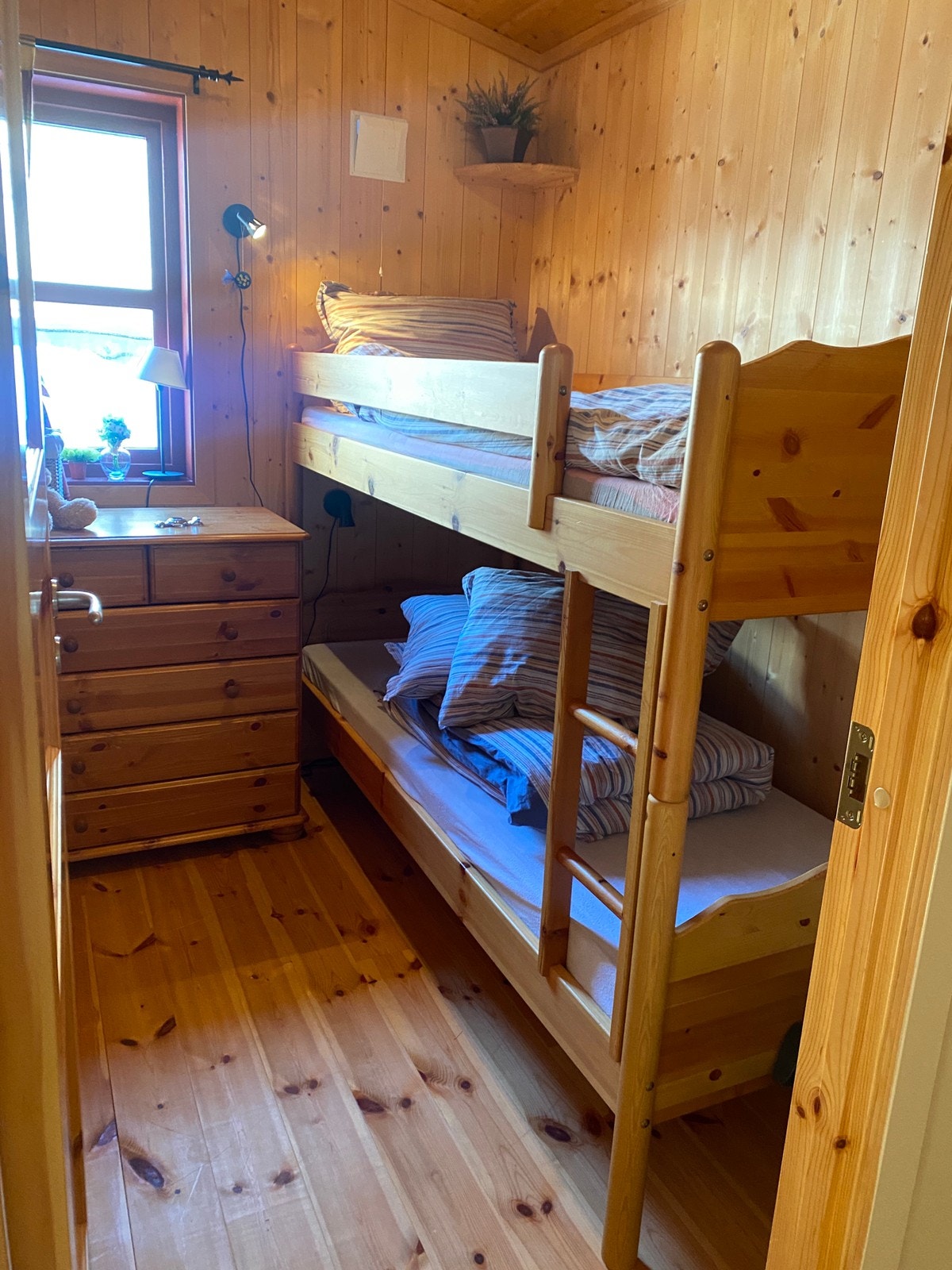 "Soverom 3" er oppe i 2.etasjen og har en dobbelt seng meg plass til to unger. Dette soverommet er 5.3 m2. Galleribilde