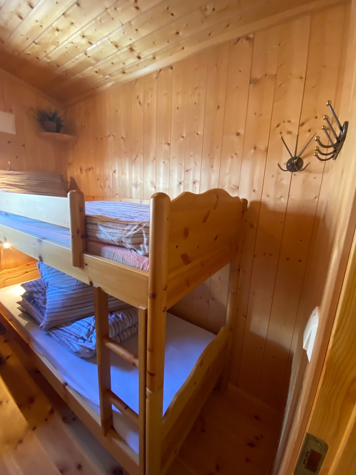 "Soverom 2" i 2.etasje, nær bilde av køysengen. Galleribilde