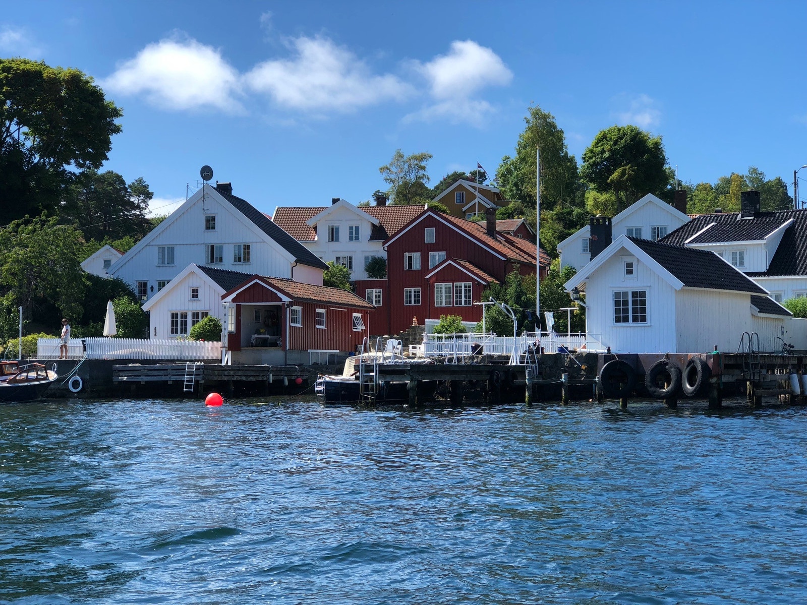 Det røde hus set fra Galtesund Galleribilde