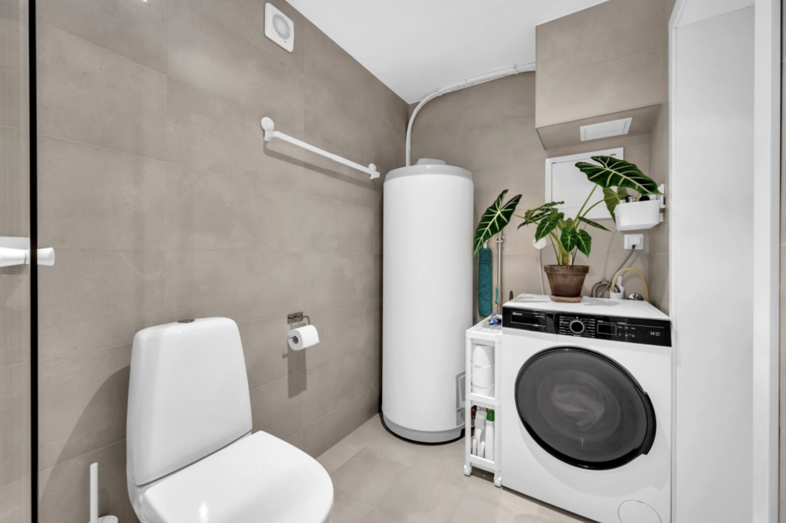 The entire apartment has heated tiles and includes a modern washing machine. Galleribilde