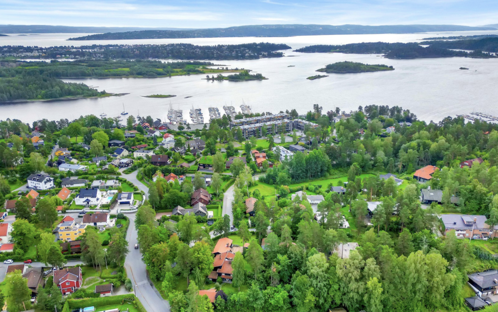 There is also a short walking distance to public transport (bus/train) that quickly takes you towards Oslo or Sandvika. Galleribilde