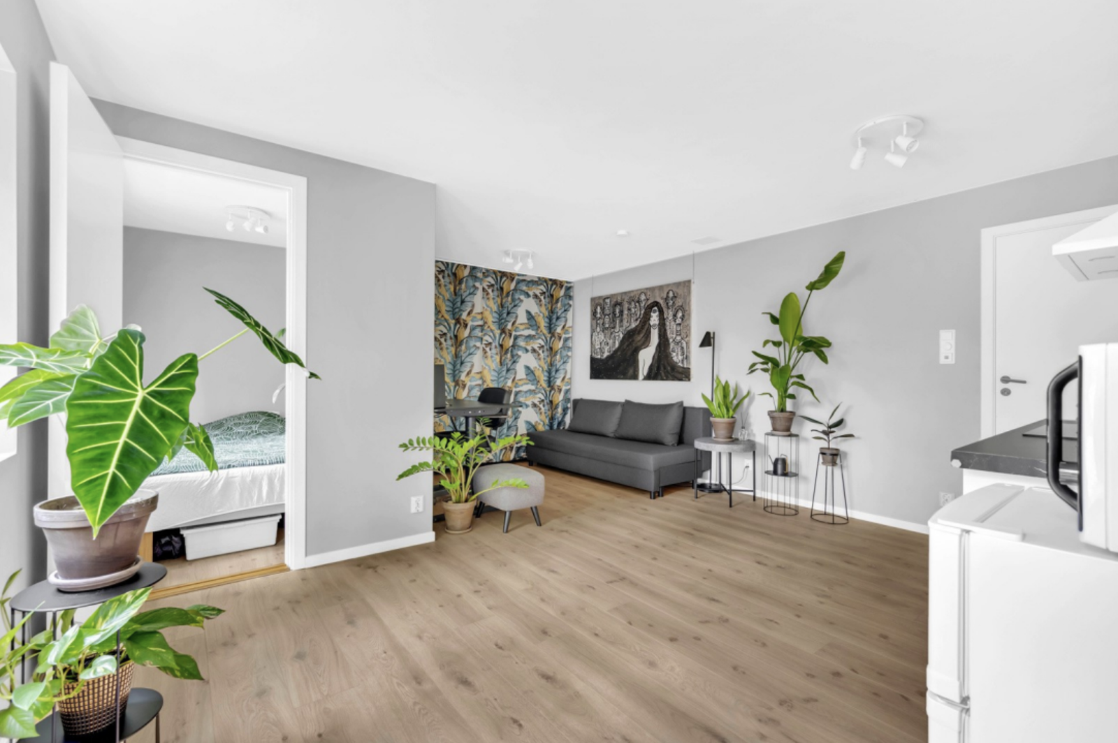 The apartment has a modern open kitchen/living room solution, with storage space/closet behind the blue/yellow curtain. Heating in all floors. Galleribilde