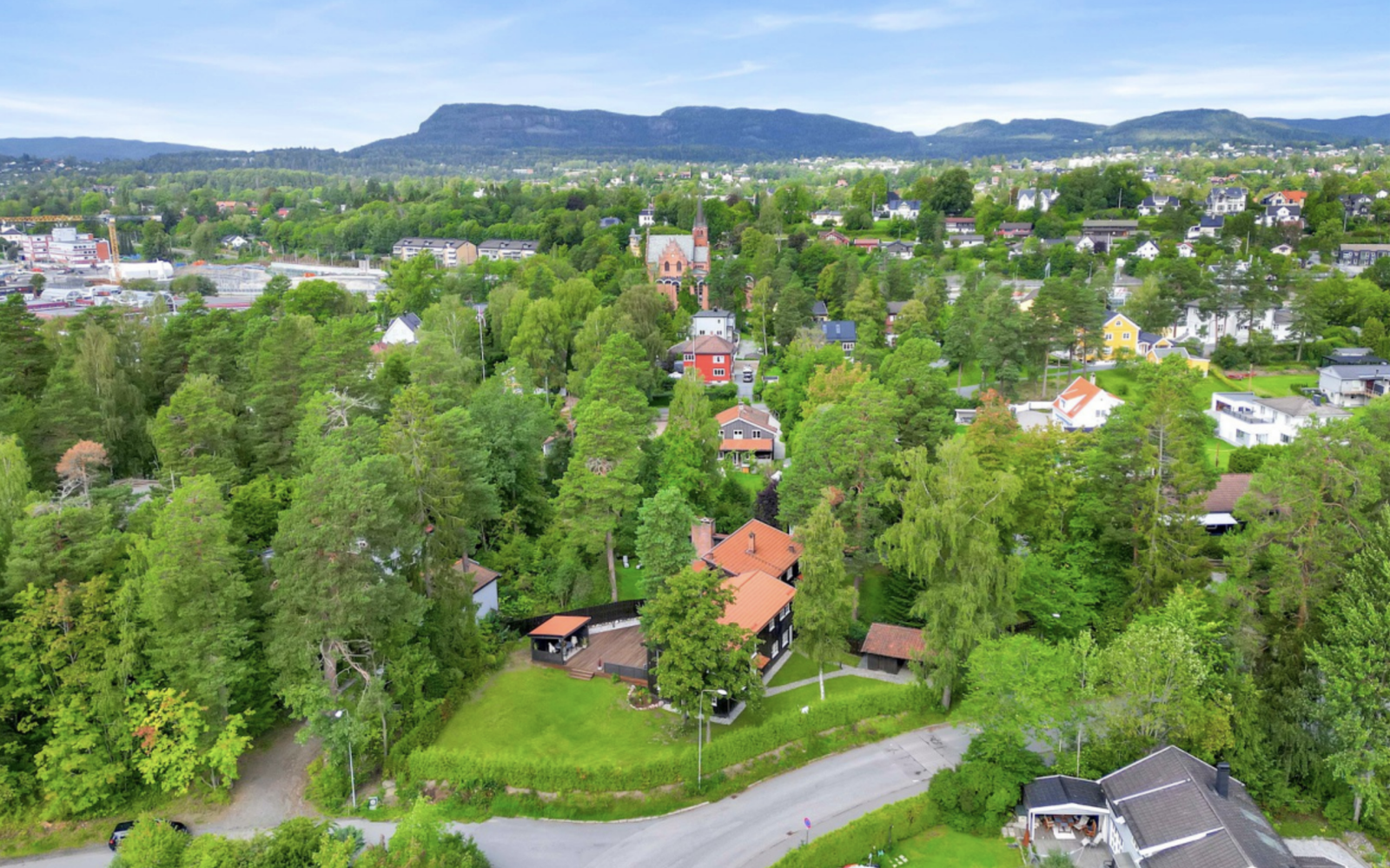 Wonderful and quiet location in Plahteskogen, Høvik in Bærum municipality. Within walking distance to the sea, schools, kindergartens, grocery stores, Hennie Onstad art center, Veritas, public beaches etc. Galleribilde