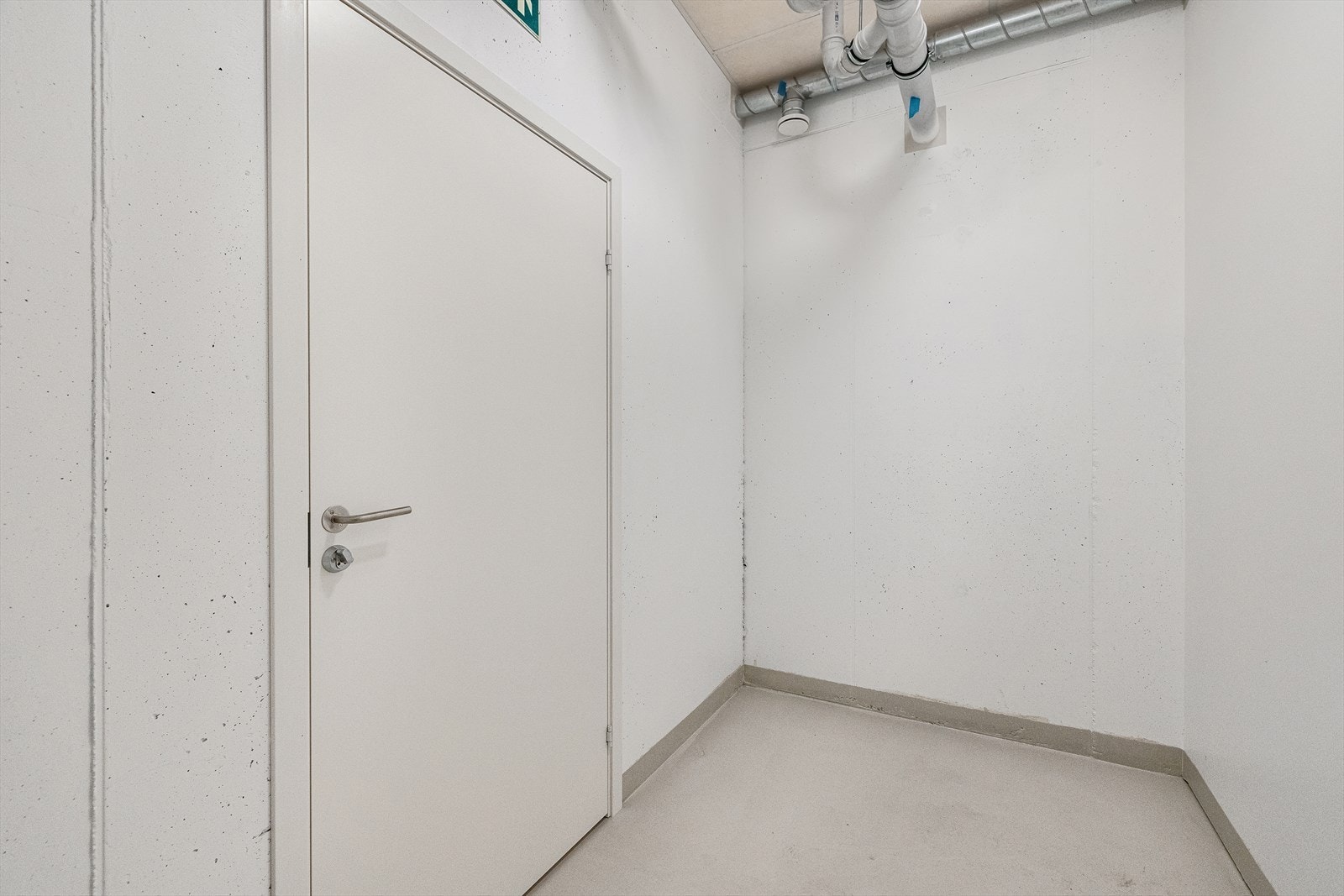 Egen romslig bod i parkeringskjelleren. Galleribilde