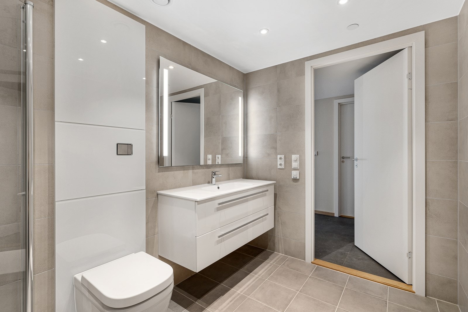 Delikat bad med flotte fliser. Galleribilde