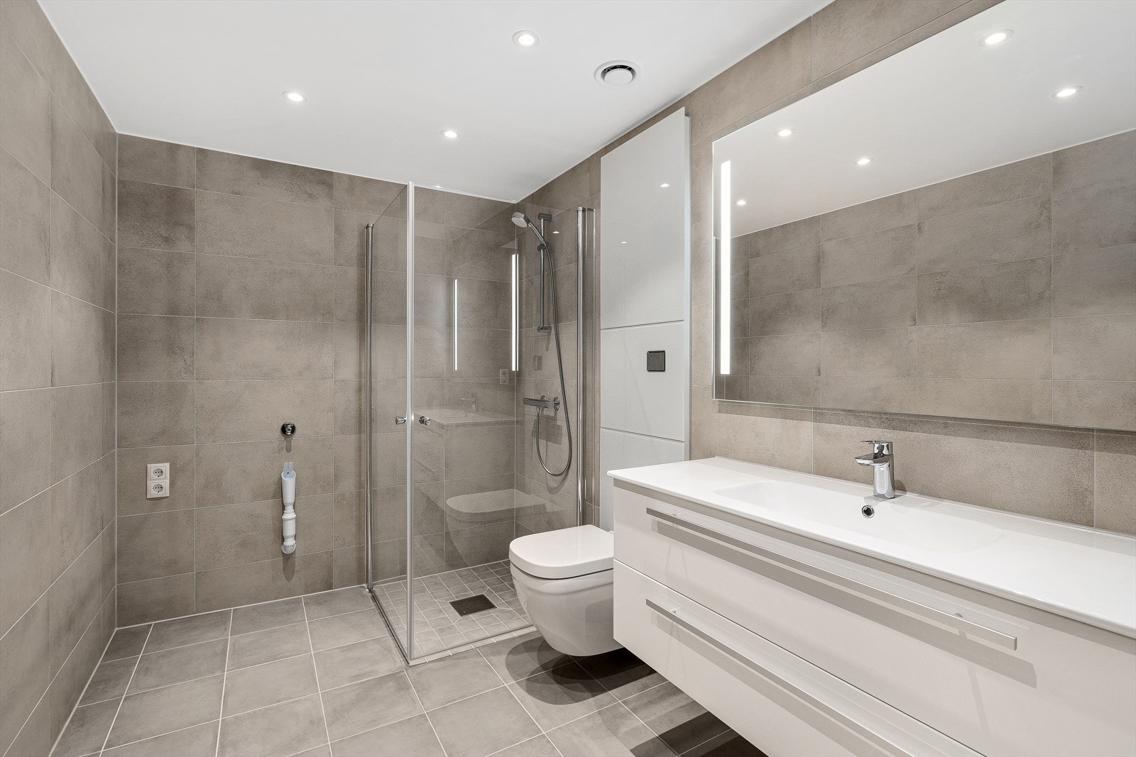 Moderne nytt flislagt baderom m/gulvvarme- Galleribilde