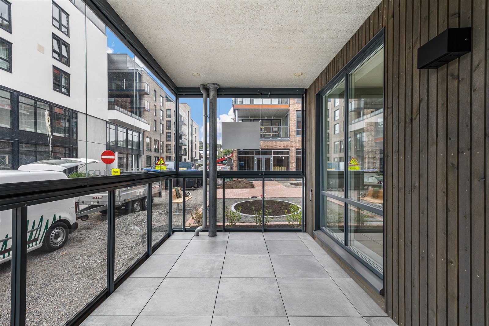 Flott innglasset balkong som forlenger bruken på høst og vår. Galleribilde