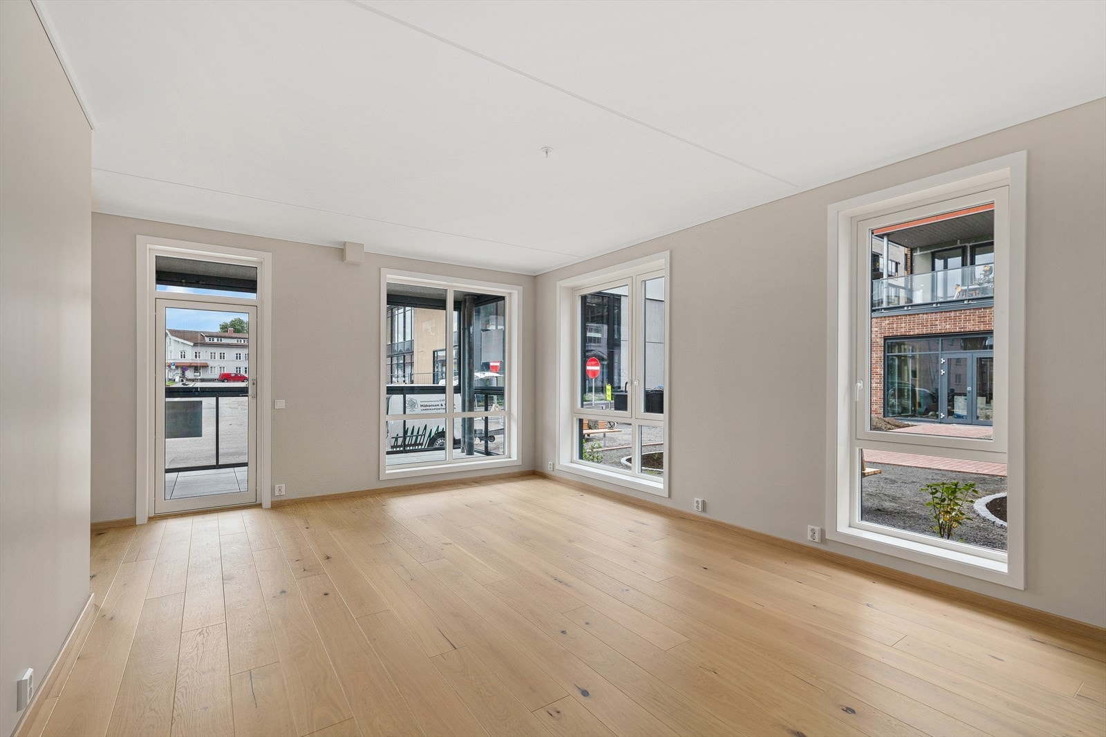 Lys stue med parkett og utg. til innglasset balkong. Galleribilde