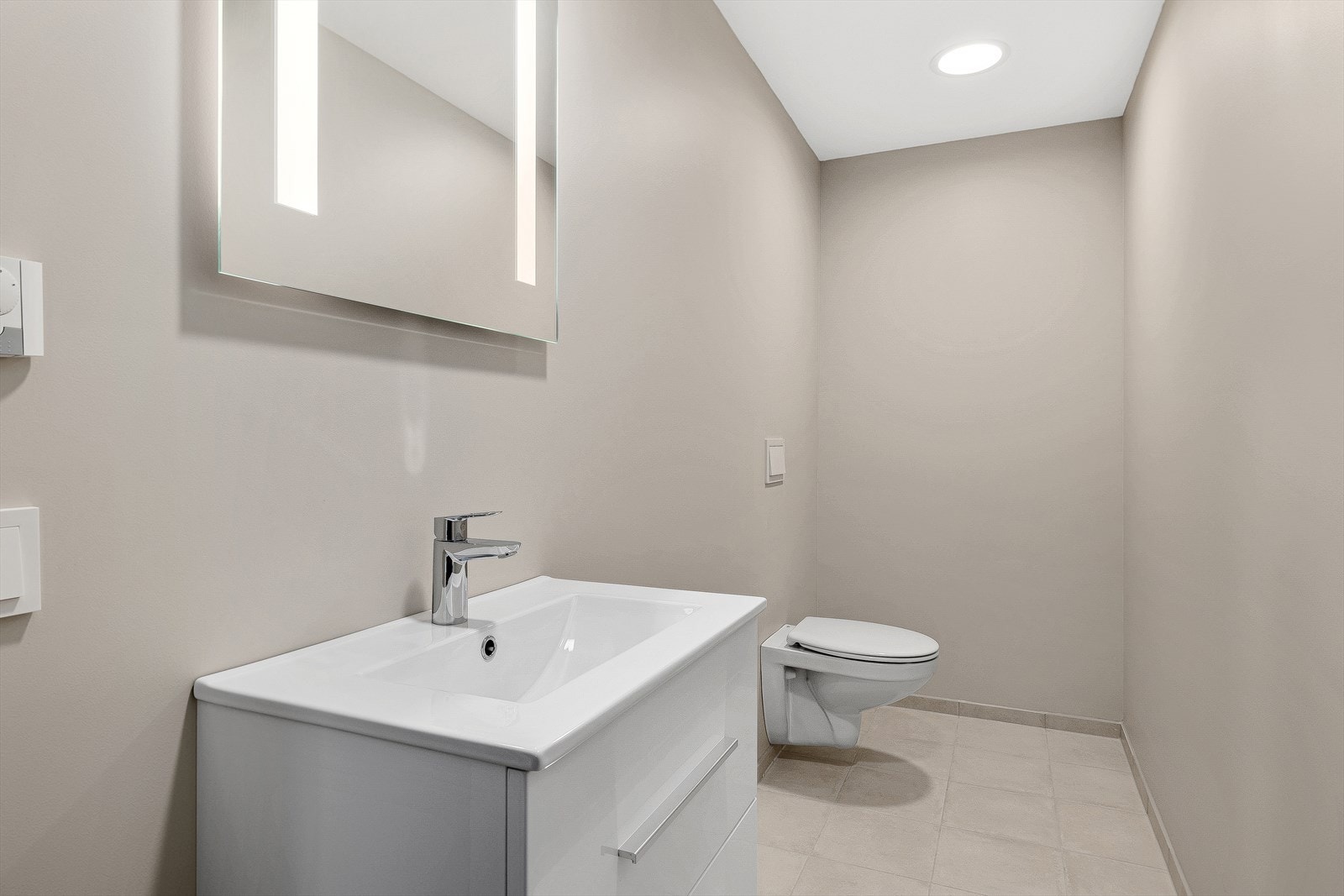 Eget separat toalettrom med vegghengt wc. Galleribilde