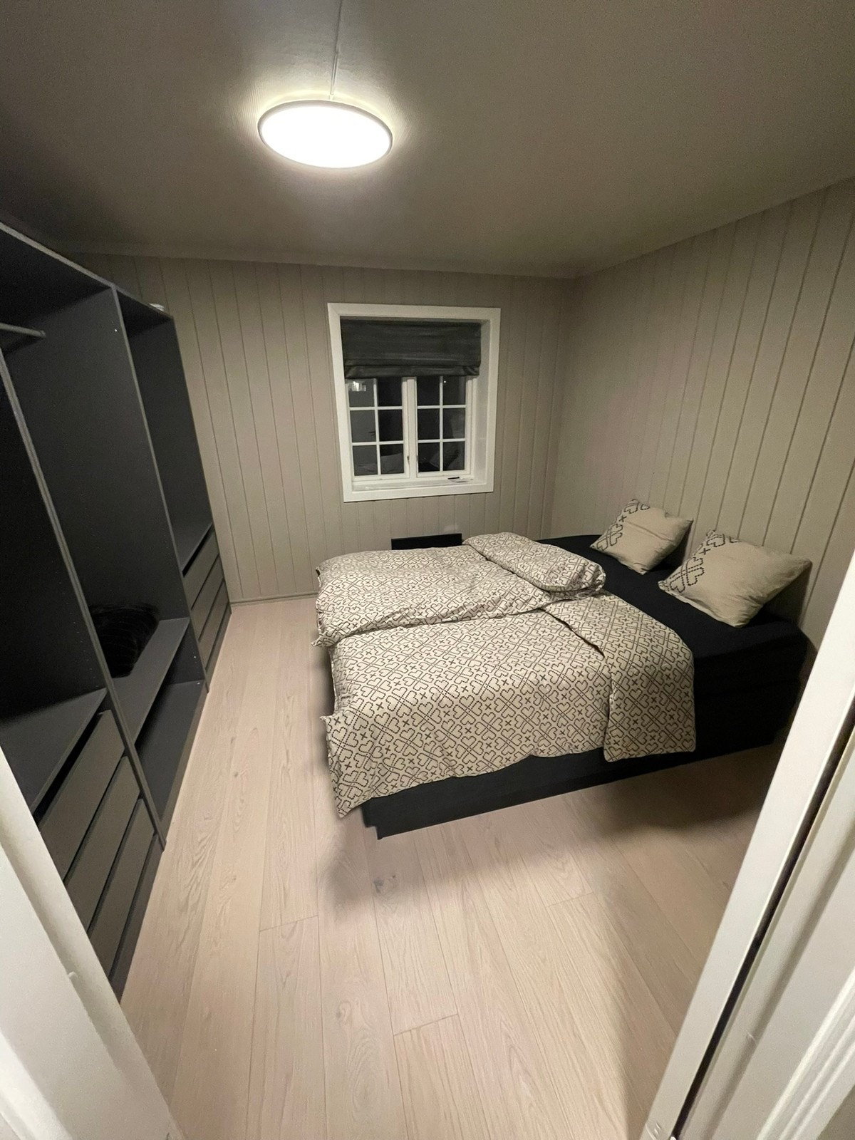 3 meter med garderobe, og god plass til seng Galleribilde