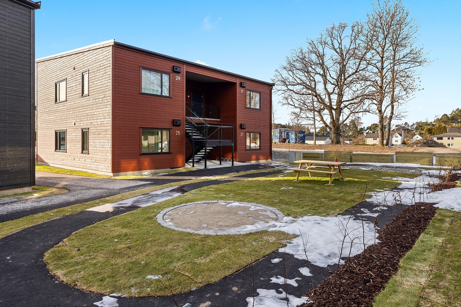 Hyggelige uteområder for sameiet på Roligheten. Galleribilde