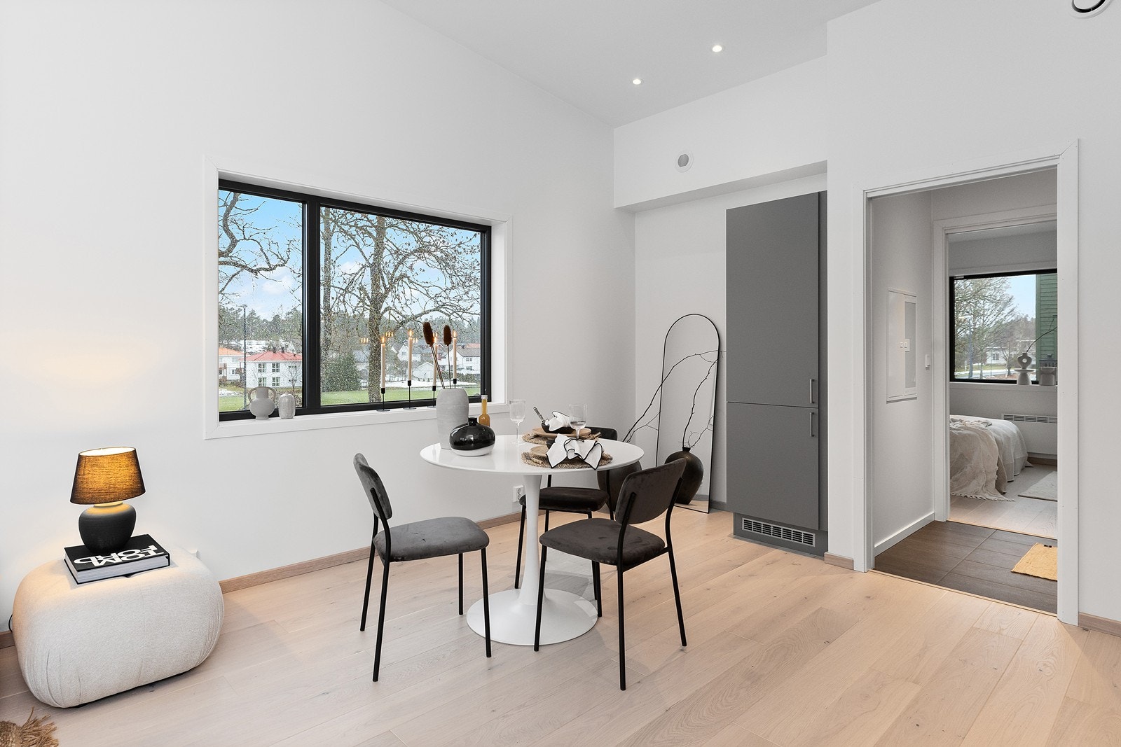 Tilgang til et soverom fra stuen. Galleribilde