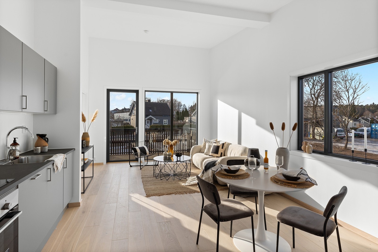 Stuen har pen eikeparkett. Lyst og moderne fargevalg. Galleribilde