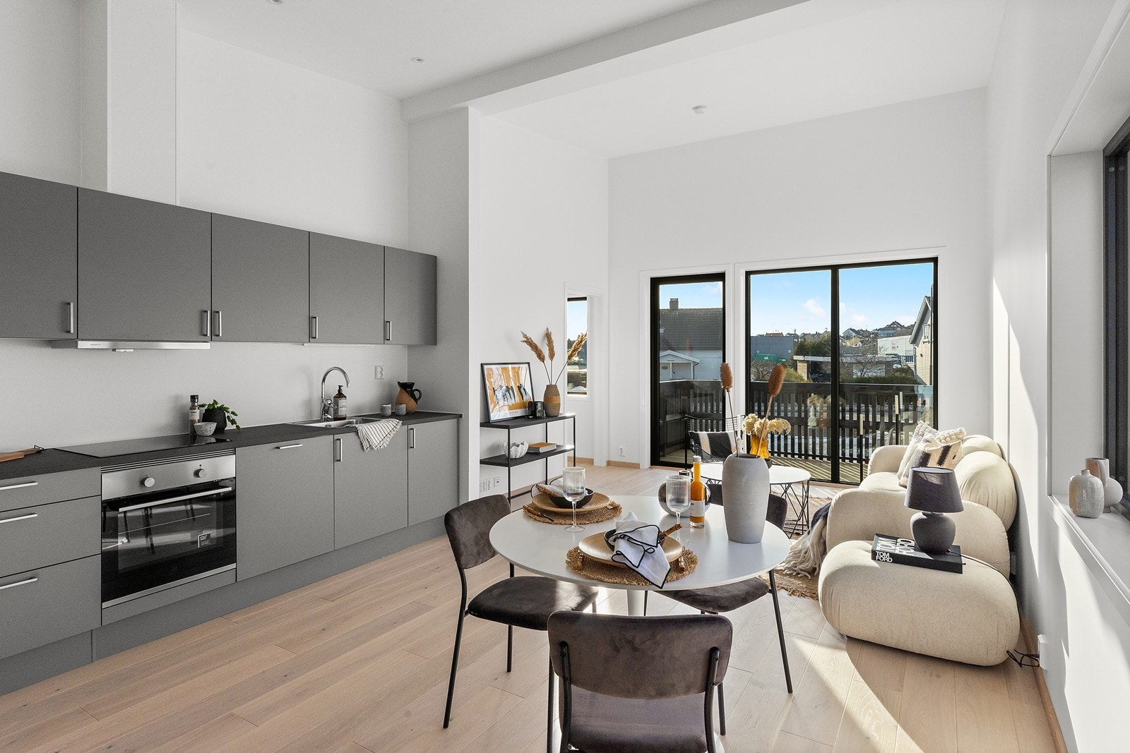 Praktisk og moderne kjøkken i åpen løsning med stuen. Galleribilde