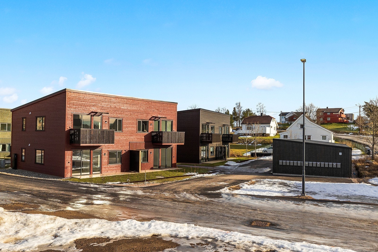 Roligheten Allé er et nytt boligtilbud i Sarpsborg litt utenom det vanlige. Her flytter du inn i et veletablert, landlig og attraktivt boligområde hvor alt du trenger av tilbud er gjennomprøvd, velfungerende og like i nærheten. Galleribilde