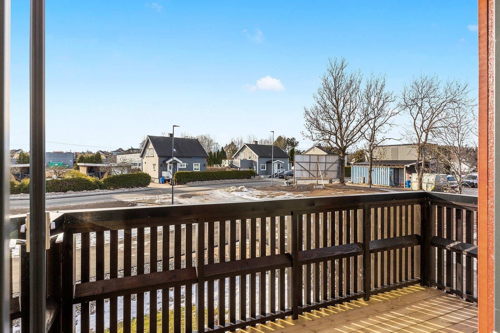 Utsikt til nabolaget. På balkongen er det plass til utemøbler. Galleribilde