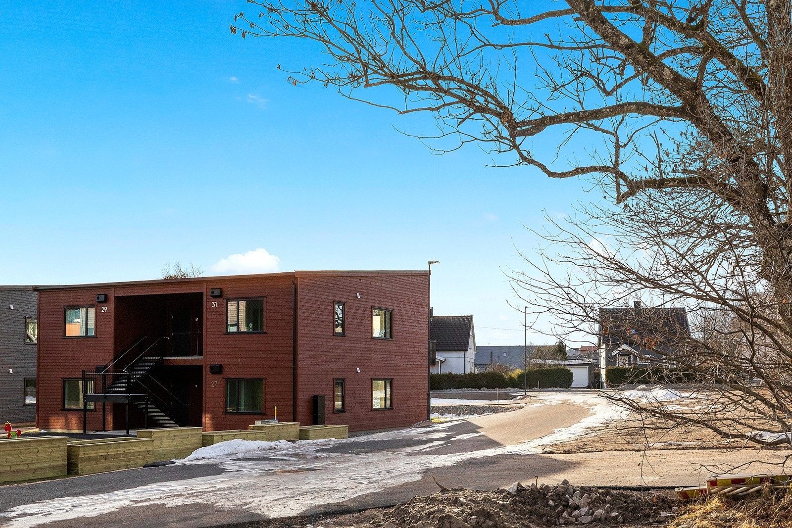 Leiligheten ligger i 2. etasje i en nyoppført 4-mannsbolig. Galleribilde