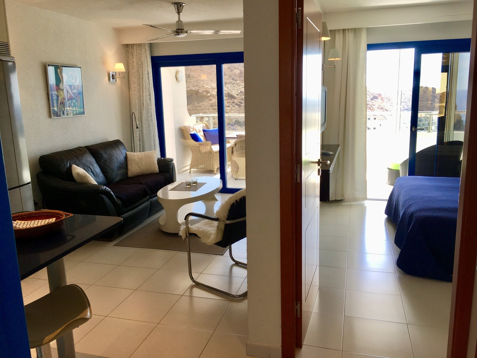 303 En titt i stua og soverom til høyre. 50 tv med norske kanaler. Galleribilde