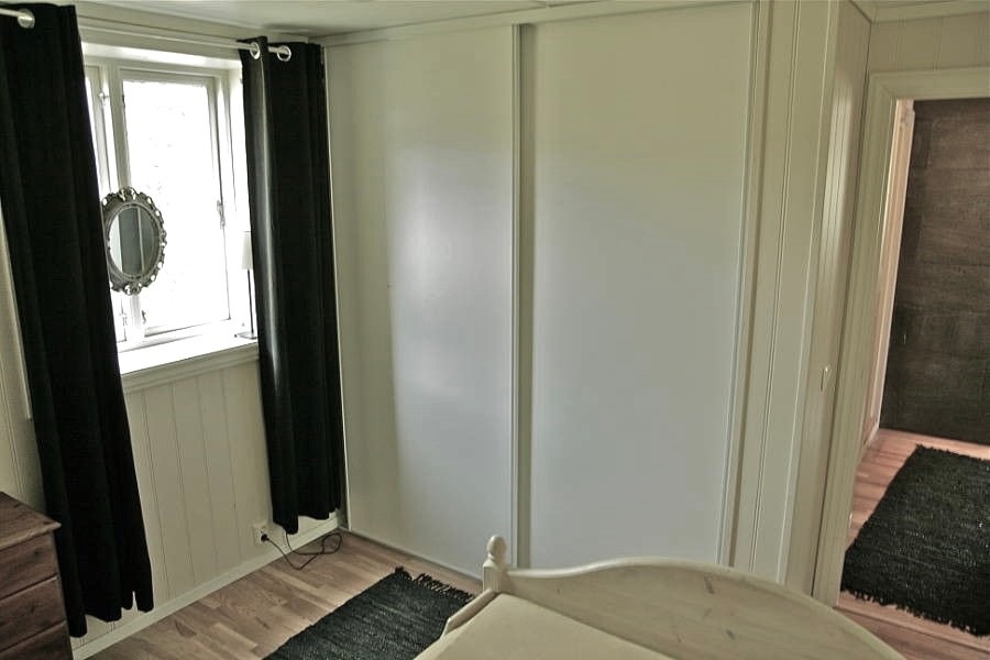 Hoved soverom med garderobeskaper Galleribilde