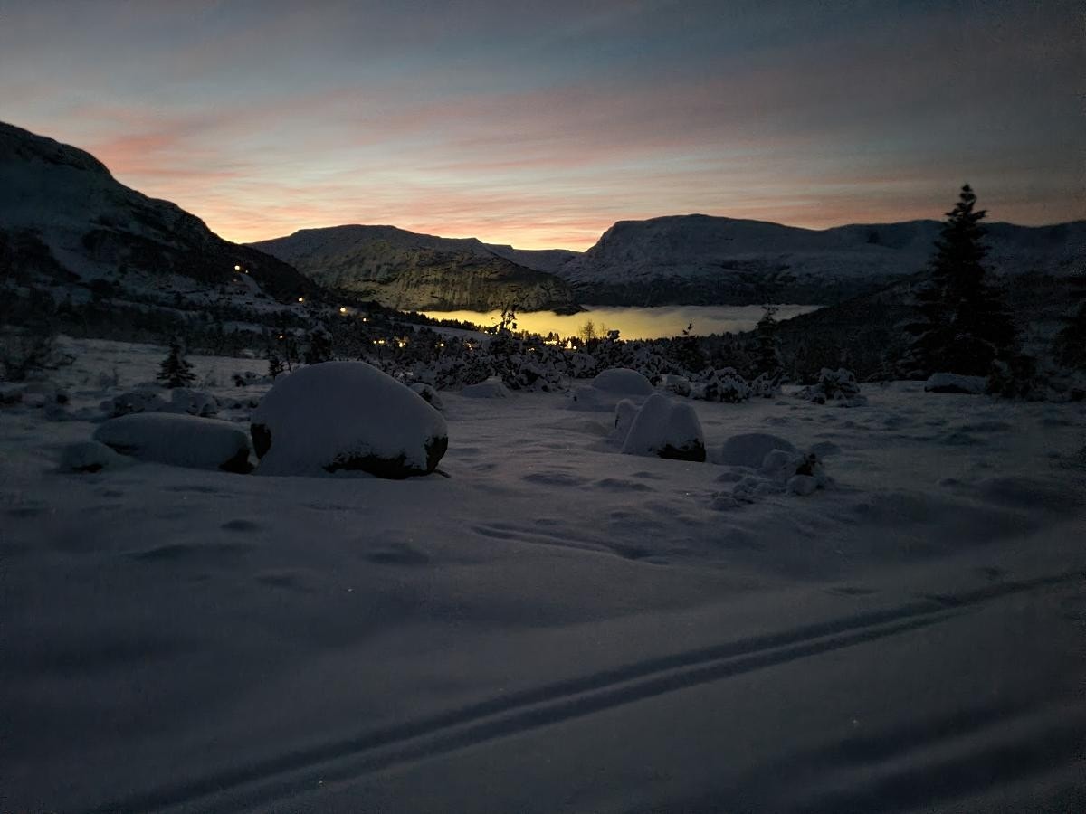 Panoramaløypa og viser feltet som ligger nedover mot utsikten. Galleribilde