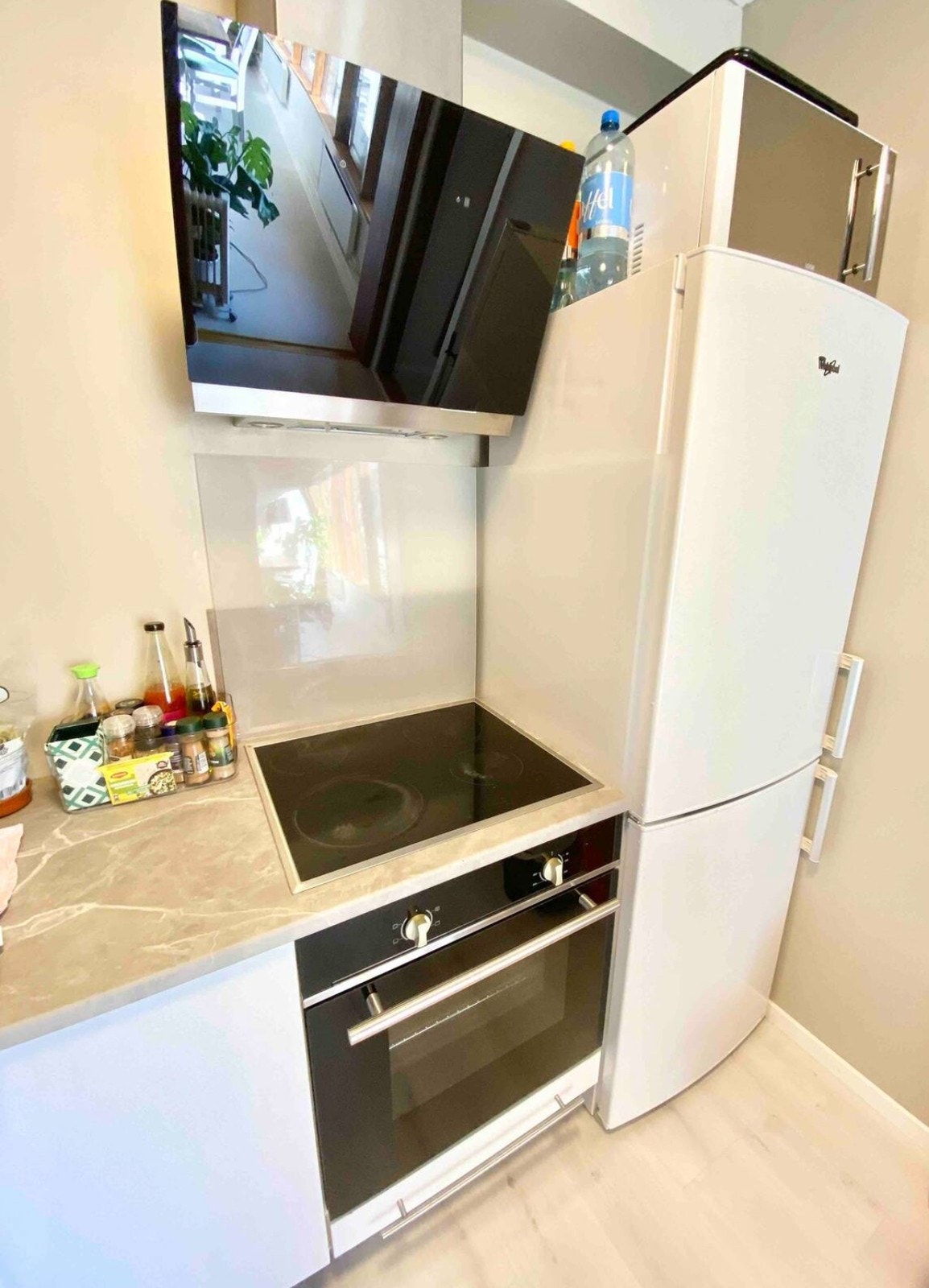 Kjøkken er komplett. følger og med diverse tallerkner/kopper osv Galleribilde