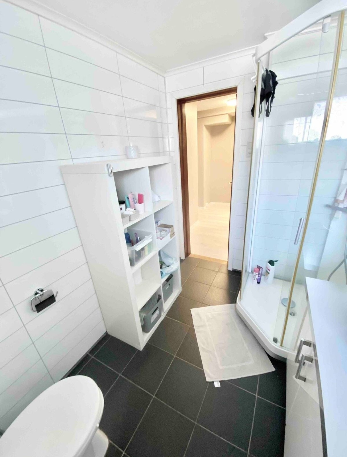 Lite bad med dusjkabinett, vask, vaskemaskin, wc. Varmekabler i gulv. Galleribilde