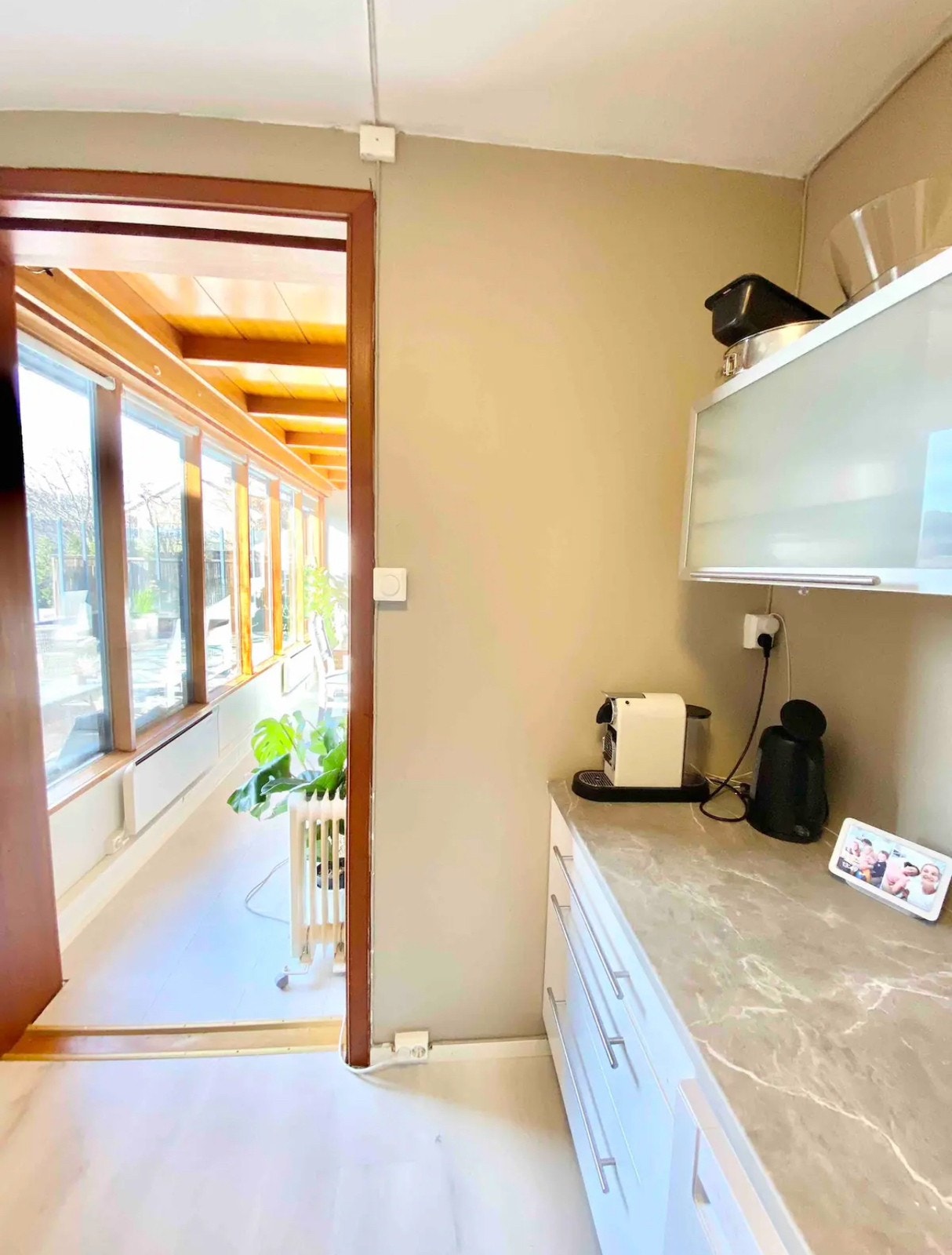 Kjøkken er komplett. Følger og med diverse tallerkner/kopper osv Galleribilde