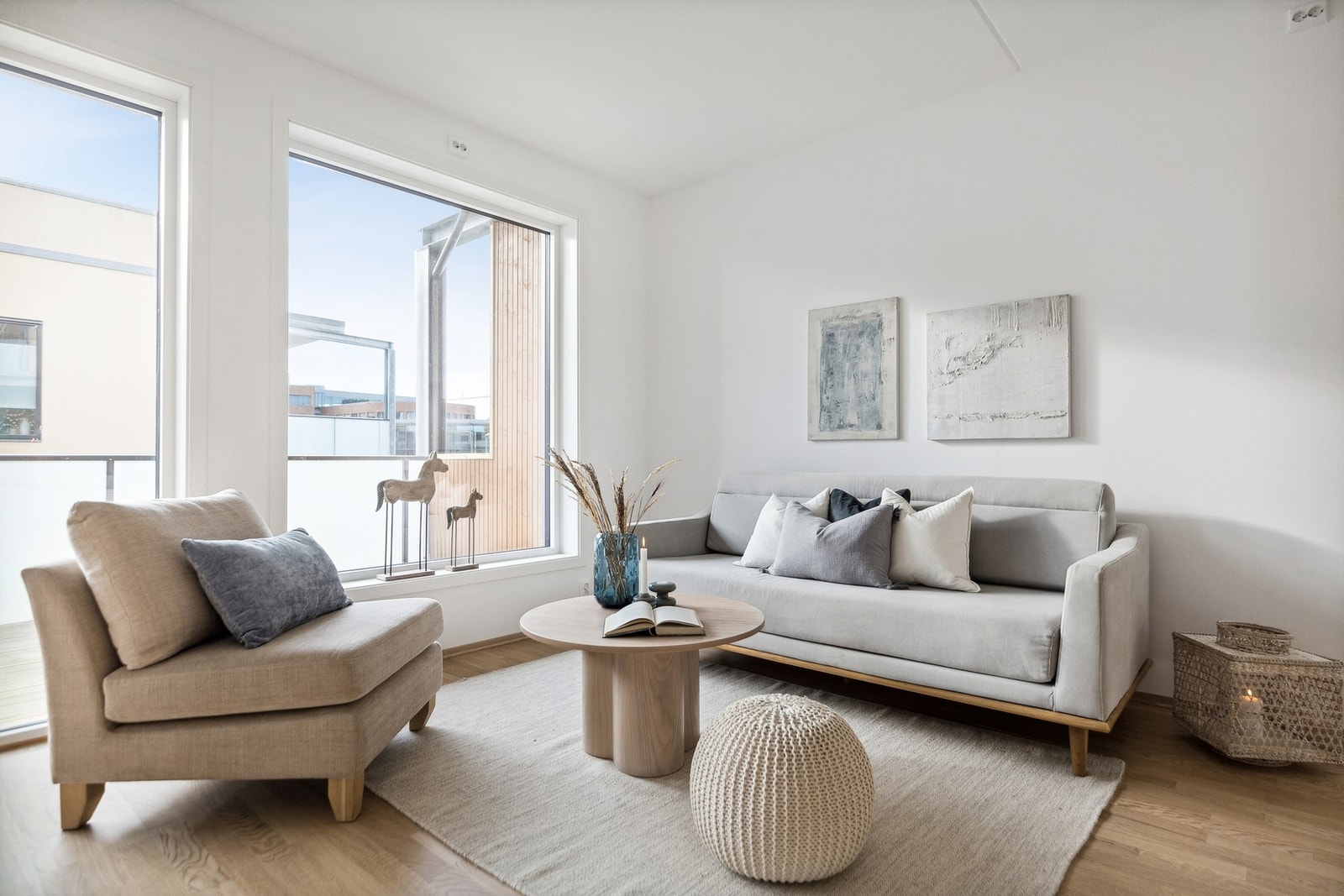 Leiligheten har romslige oppholdsrom med store vindusflater som sørger for rikelig med naturlig lysinnslipp. Galleribilde