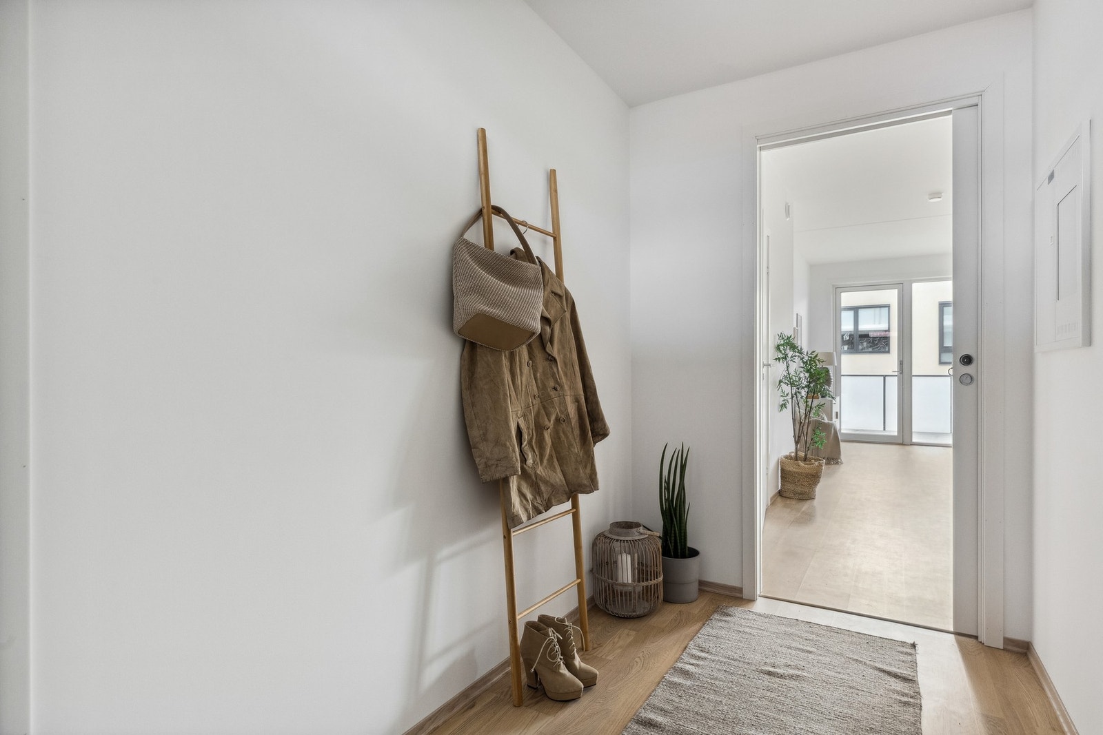 Lukket entré med praktisk skyvedør. Galleribilde