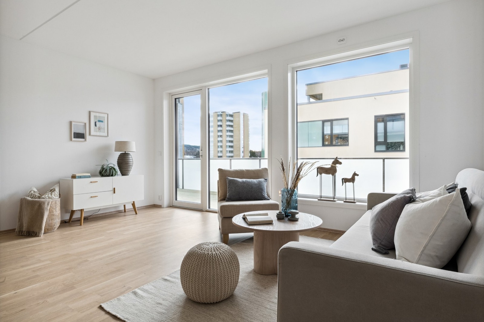 Store vindusflater gir godt med naturlig lysinnslipp. Galleribilde