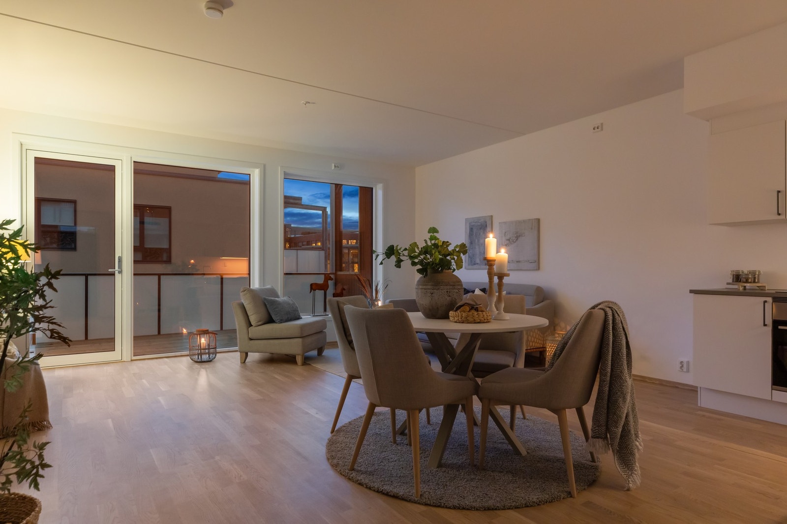 Den fine planløsningen gir plass til en større spiseseksjon i nærhet til kjøkkenet. Galleribilde