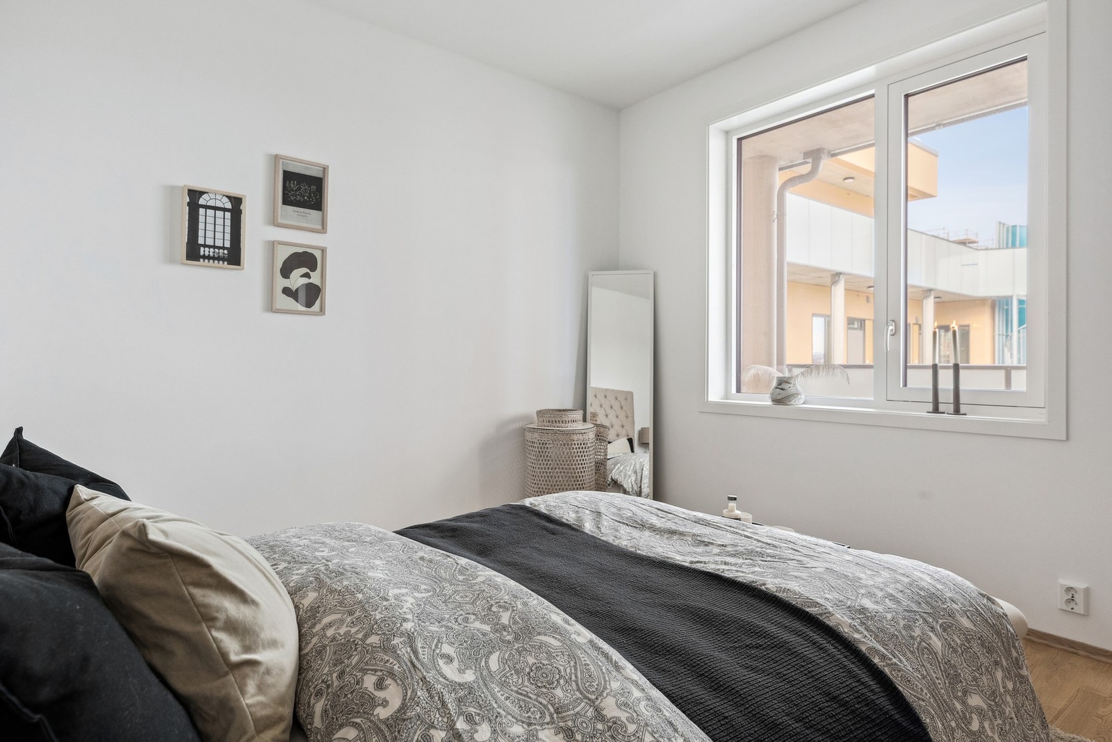 Alle soverom har plass til en stor seng og en praktisk garderobeløsning. Galleribilde