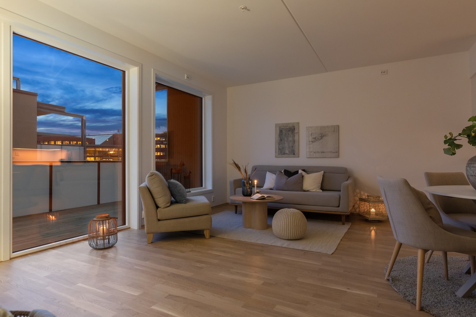 EiendomsMegler 1 ved Katrine Brekke Borren har gleden av å presentere en svært flott 4-roms leilighet med stor balkong. Galleribilde