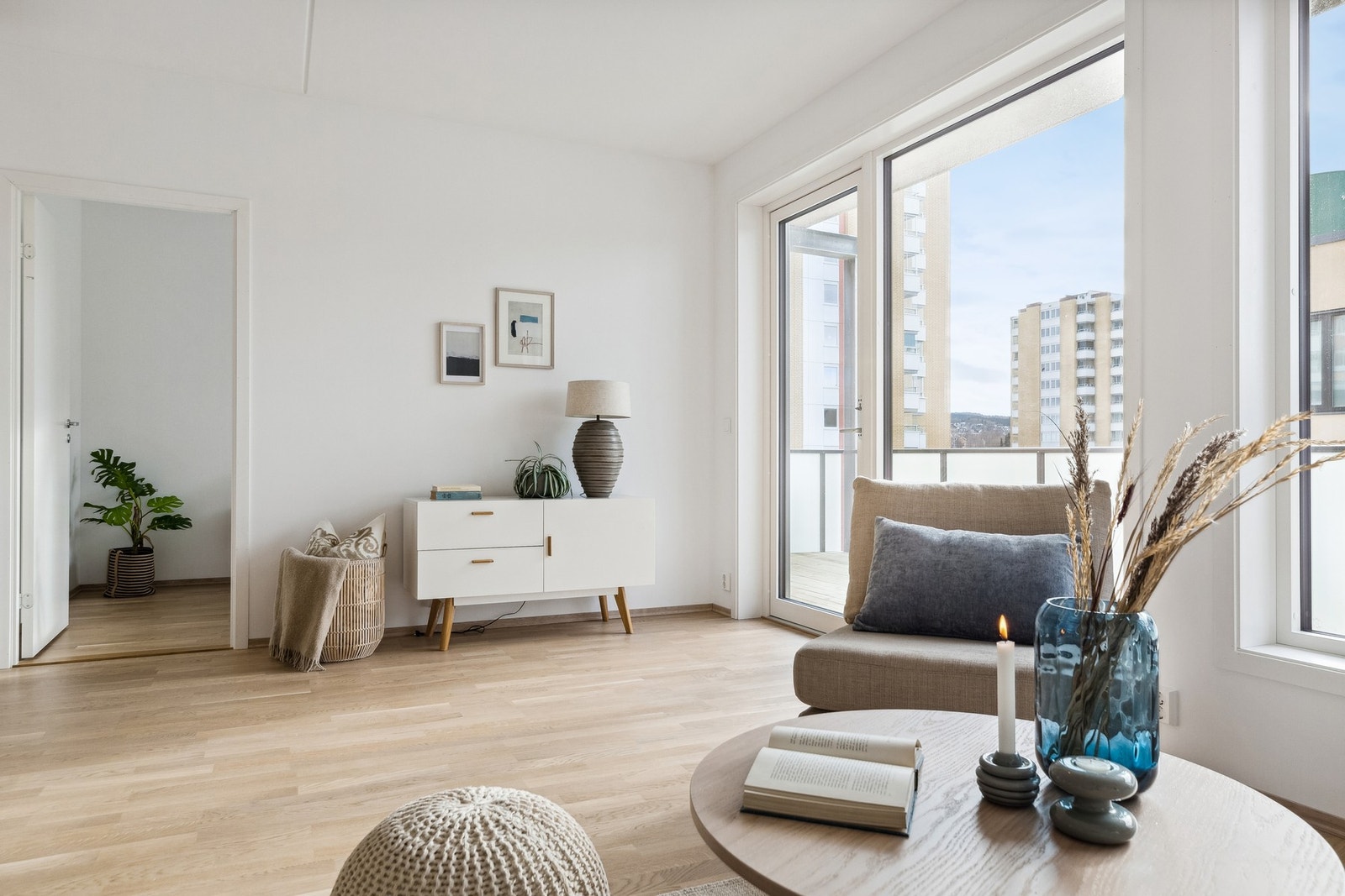 Fra stuen har man direkte utgang til en herlig og romslig balkong. Galleribilde