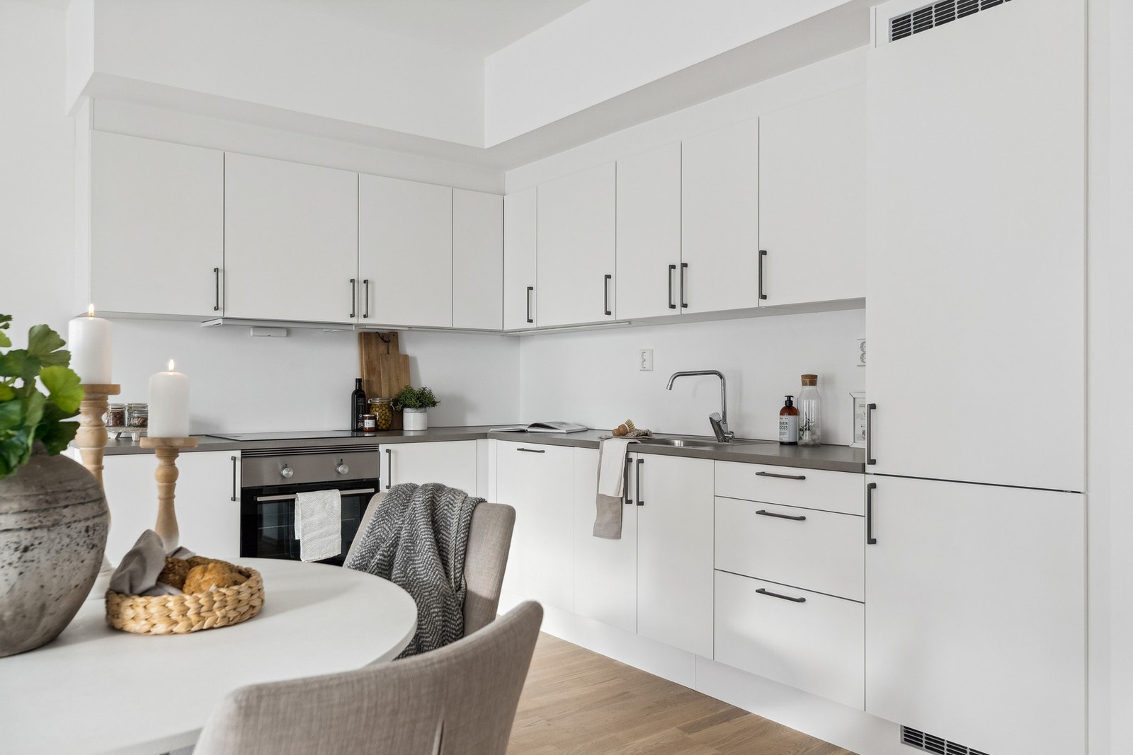 Kjøkkenet har integrerte hvitevarer. Galleribilde