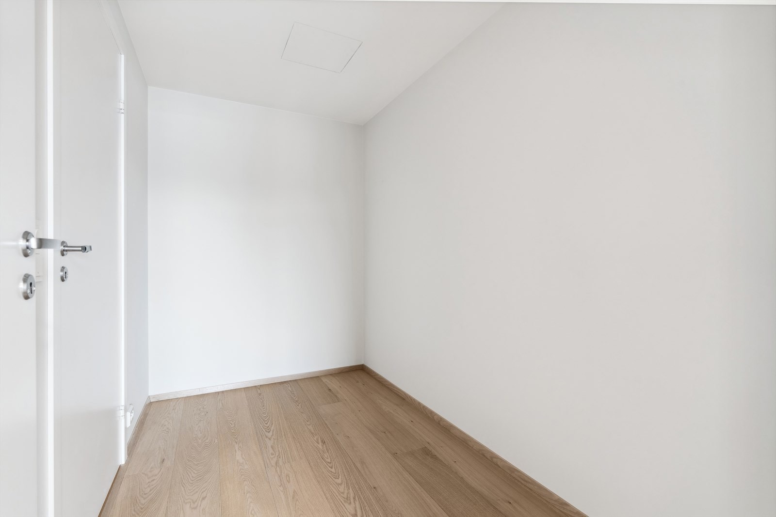 Omkledningsrom til hovedsoverom Galleribilde